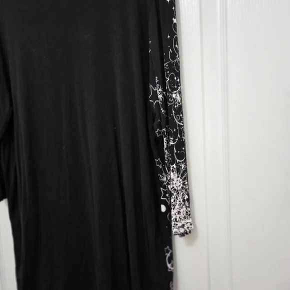 T9251004 Vanilla Sugar Black and Red Santa V-neck Tee. - Picture 5 of 8